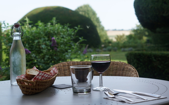 3 Expert Tips on How to Pair Mineral Water with Wine 